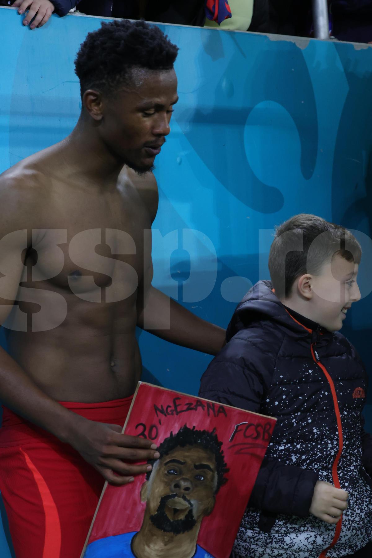 Siyabonga Ngezana, surprins de un copil după FCSB - U Cluj! Cadoul a ajuns în brațele partenerei