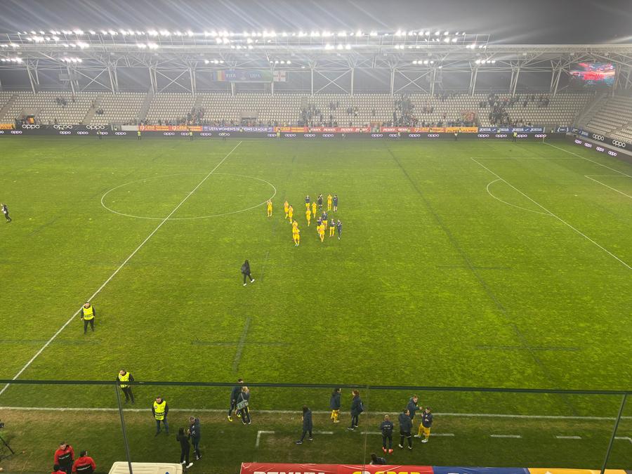 Jucătoarele s-au dus să salute fanii/ foto: GSP 8 detalii de la meciul României. Pe cine au îmbrățișat fotbalistele în afara arenei + Diferență URIAȘĂ față de jocurile băieților: ce s-a strigat din tribune