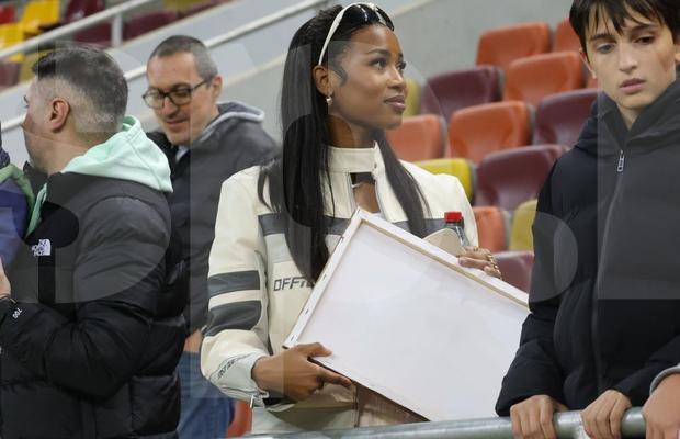 Momentul serii la Arena Națională! Cadoul primit de Ngezana a ajuns în brațele soției