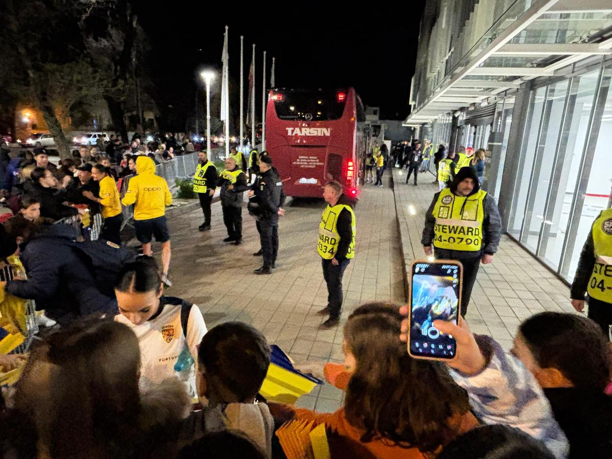 8 detalii de la meciul României. Pe cine au îmbrățișat fotbalistele în afara arenei + Diferență URIAȘĂ față de jocurile băieților: ce s-a strigat din tribune