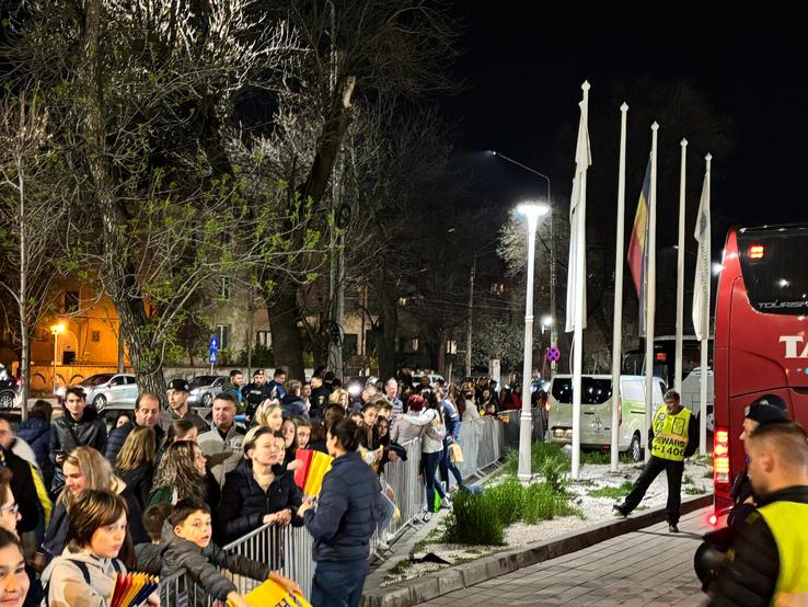 Jucătoarele au venit la suporteri, au luat copiii în brațe, au dat autografe / foto: GSP