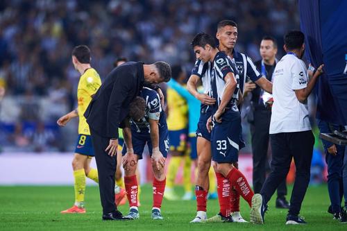 Antrenorul Martin Demichelis și Sergio Canales, cu capetele plecate după un meci al lui Monterrey din turneul Apertura cu America / Foto: Imago