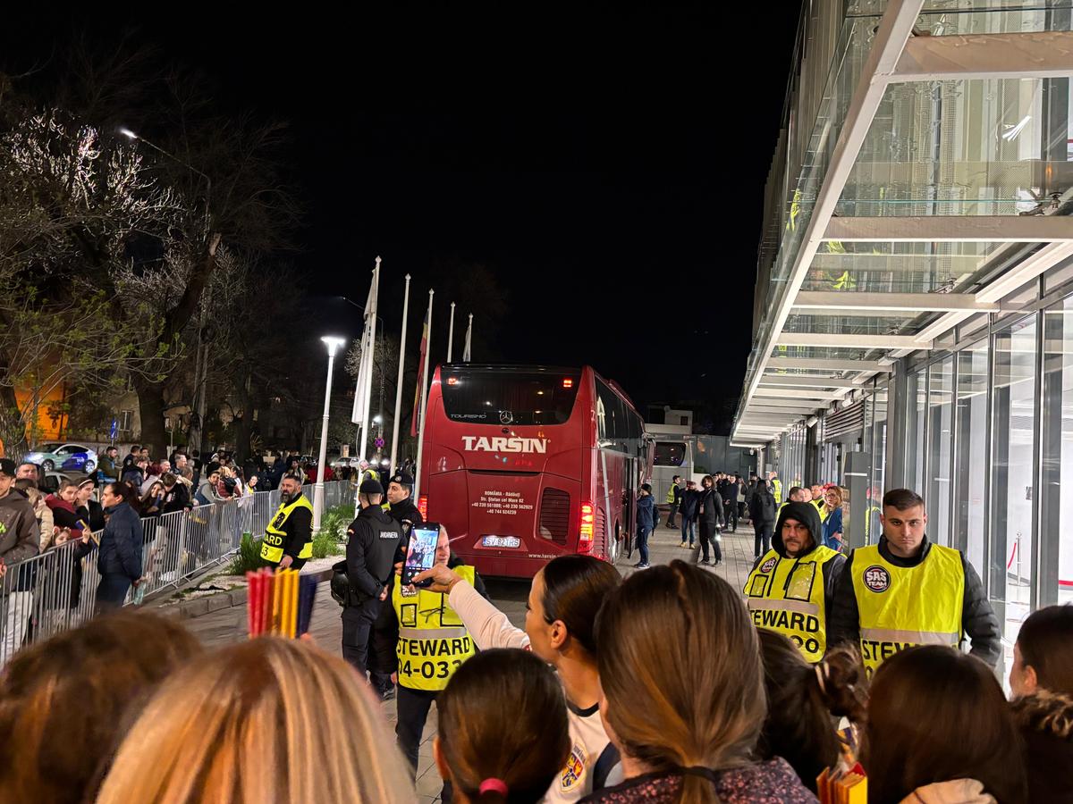 8 detalii de la meciul României. Pe cine au îmbrățișat fotbalistele în afara arenei + Diferență URIAȘĂ față de jocurile băieților: ce s-a strigat din tribune