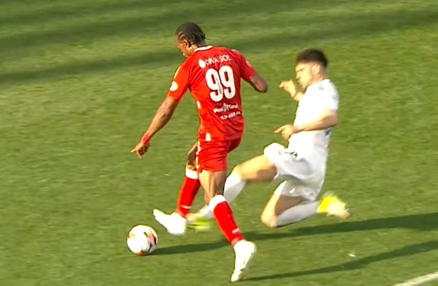 Paul Iacob l-a luat „pe sus” pe Effiong UTA - FC Botoșani 1-0 » Celea și Iacob și-au faultat propria echipă! Un penalty a făcut diferența la Arad