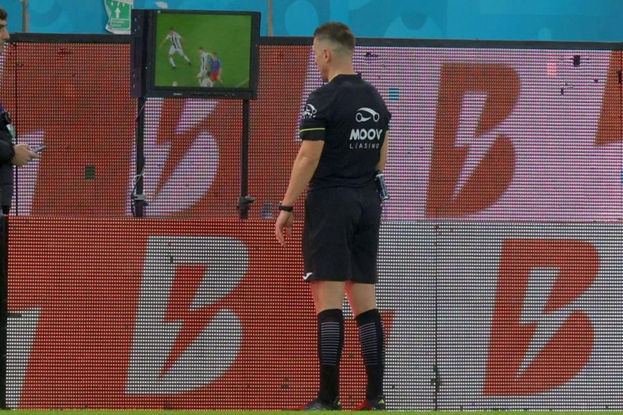 Szabolcs Kovacs, urmărind contactul dintre Simion și Bîrligea/ foto Ionuț Iordache (GSP) Marius Avram a analizat faza penalty-ului decisiv din FCSB - U Cluj: „Păreau că se ceartă”