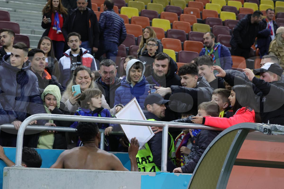 Siyabonga Ngezana, surprins de un copil după FCSB - U Cluj! Cadoul a ajuns în brațele partenerei