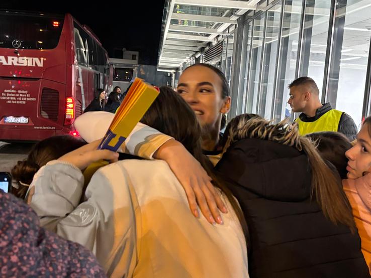 Jucătoarele au venit la suporteri, au luat copiii în brațe, au dat autografe / foto: GSP