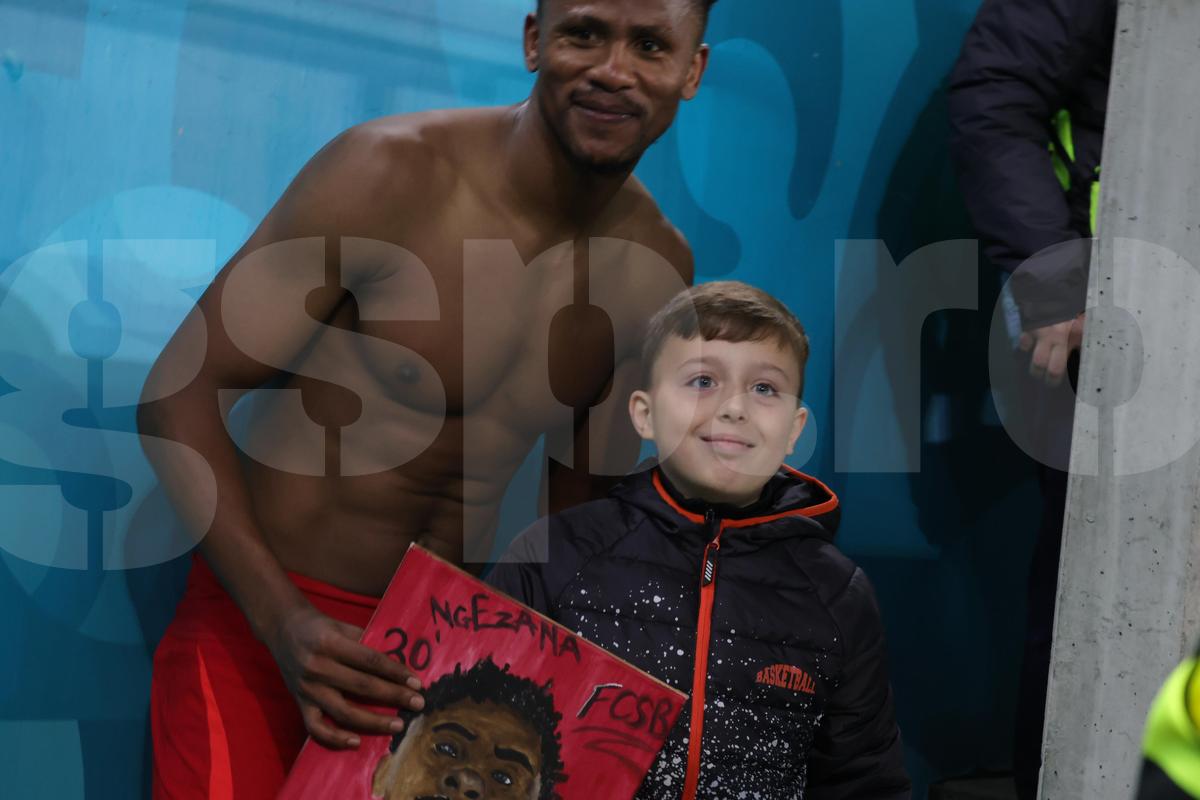 Siyabonga Ngezana, surprins de un copil după FCSB - U Cluj! Cadoul a ajuns în brațele partenerei