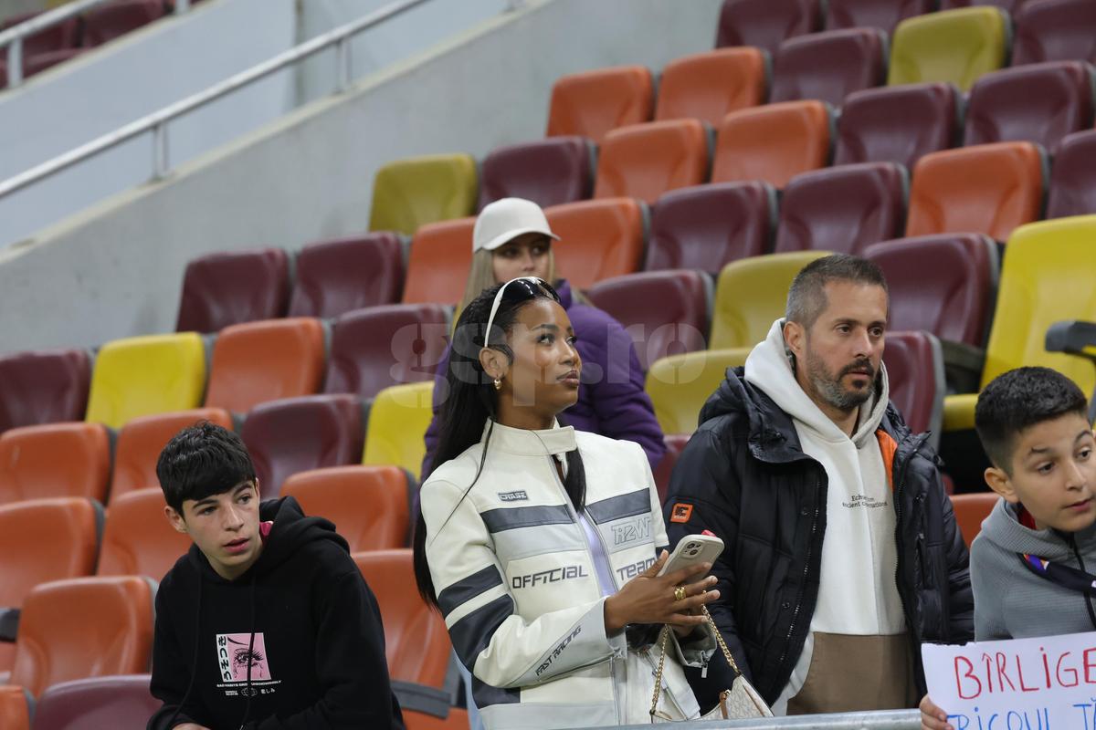 Momentul serii la Arena Națională! Cadoul primit de Ngezana a ajuns în brațele soției