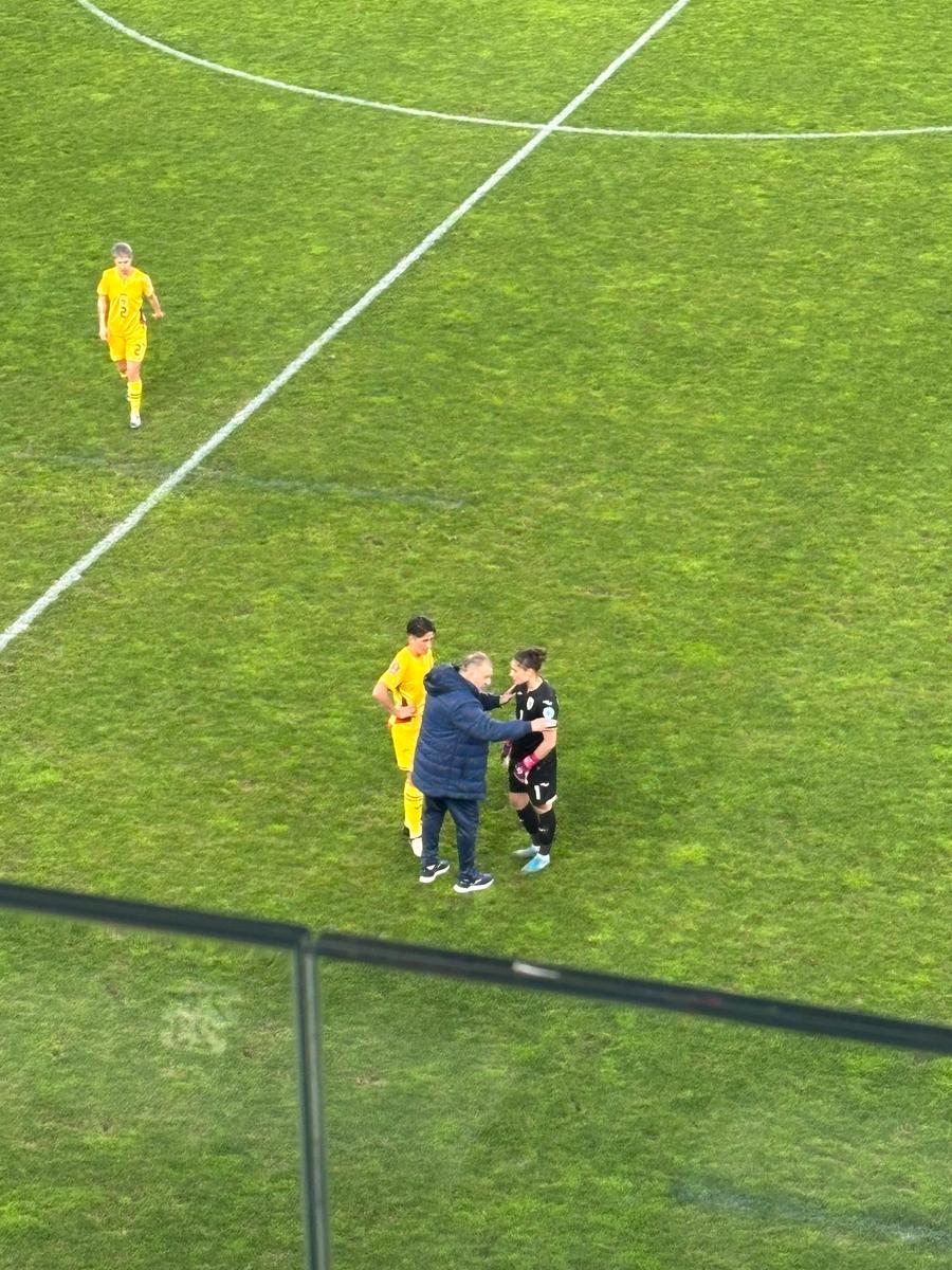 Pedrazzini a discutat cu portarul pe gazon la pauză / foto: GSP 8 detalii de la meciul României. Pe cine au îmbrățișat fotbalistele în afara arenei + Diferență URIAȘĂ față de jocurile băieților: ce s-a strigat din tribune