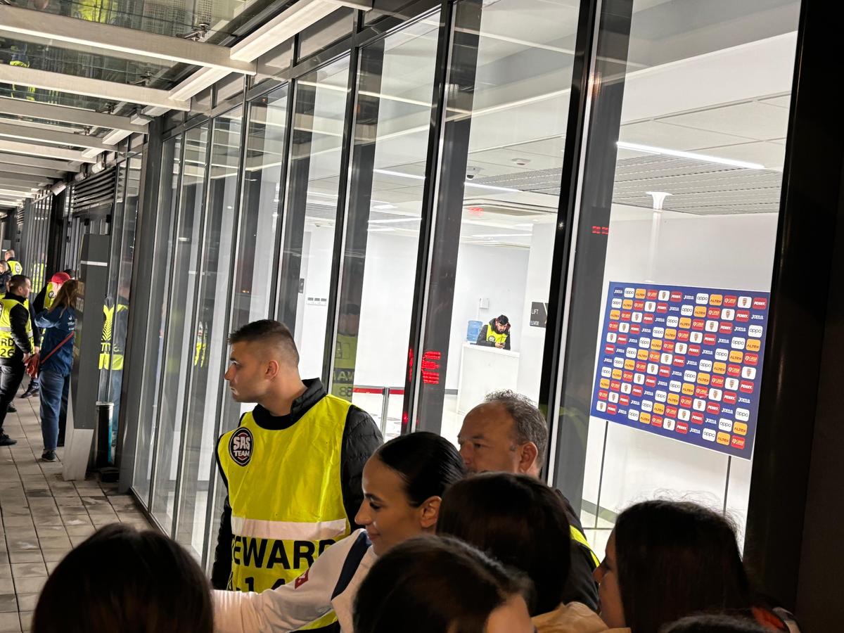 8 detalii de la meciul României. Pe cine au îmbrățișat fotbalistele în afara arenei + Diferență URIAȘĂ față de jocurile băieților: ce s-a strigat din tribune
