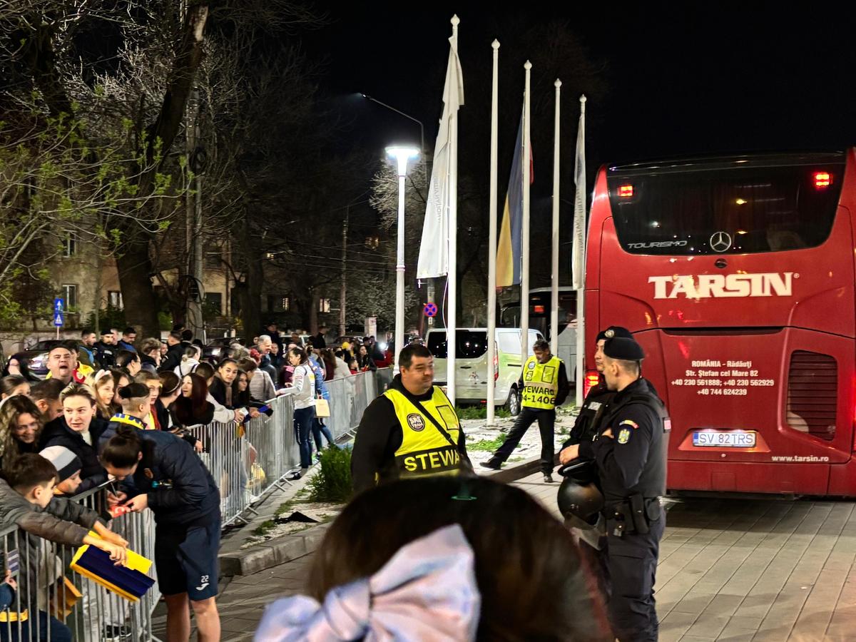 8 detalii de la meciul României. Pe cine au îmbrățișat fotbalistele în afara arenei + Diferență URIAȘĂ față de jocurile băieților: ce s-a strigat din tribune