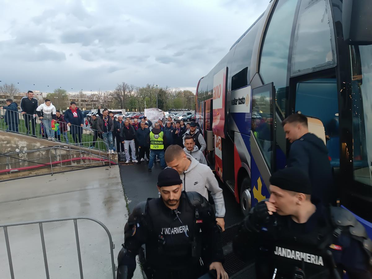 Ce urmărea MM Stoica pe tabletă, înainte de FCSB - U Cluj » Imaginile surprinse de reporterii GSP