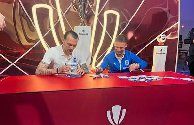 Fotbaliștii Universității Craiova, alături de trofeul Superligii: „Peste o lună și jumătate va fi al nostru”