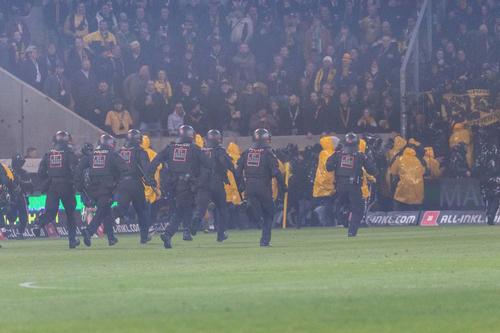 Polițiștii îi gonesc în tribune pe ultrașii lui Dynamo Dresda / Foto: Imago