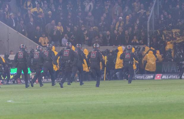 Scandal XXL la Dresda! Ciocniri violente, poliția a intervenit în forță » De la ce a plecat totul