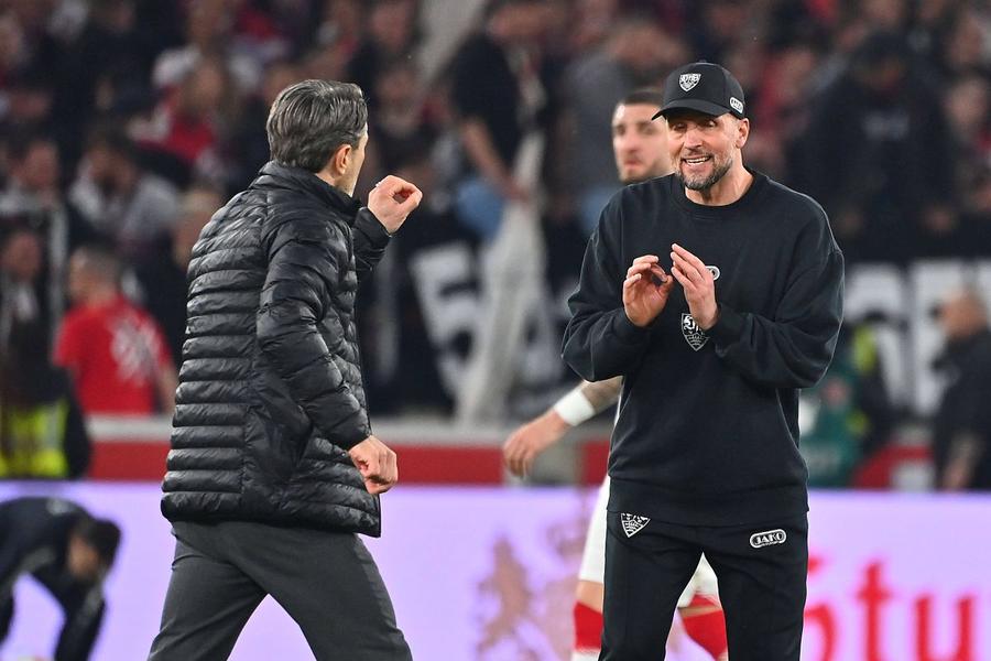 Antrenorii Nico Kovac (stânga) și Sebastian Hoeness au avut „meciul” lor la final / Foto: Imago La Stuttgart au zburat scaune! » Scandal în tribune, pe bancă și pe gazon