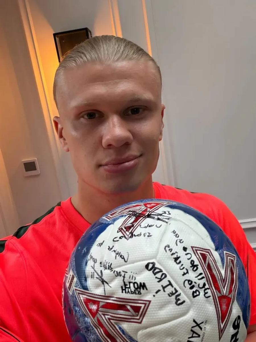 Erling Haaland a luat acasă mingea meciului cu Liverpool / Foto: Instagram „Ciudat” » Mesajul primit de Erling Haaland pe mingea meciului cu Liverpool
