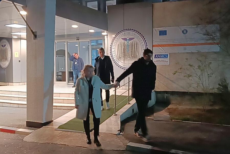 Răzvan, Neli și Matei Lucescu părăsind spitalul Mircea Lucescu, pregătit de operație: „Plan făcut cu un medic din Franța cerut de familie” » Comunicat de ultimă oră de la Spitalul Universitar!