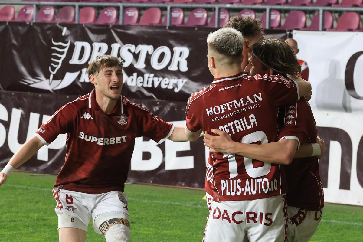 Rapid - U Cluj, imagini de pe teren și din loji