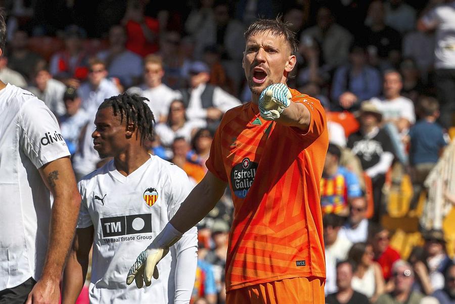 Ionuț Radu, în Valencia - Celta Vigo 2-3 / Foto: Imago Images El e cel mai bine cotat fotbalist român: salt spectaculos la 24 de milioane de euro!
