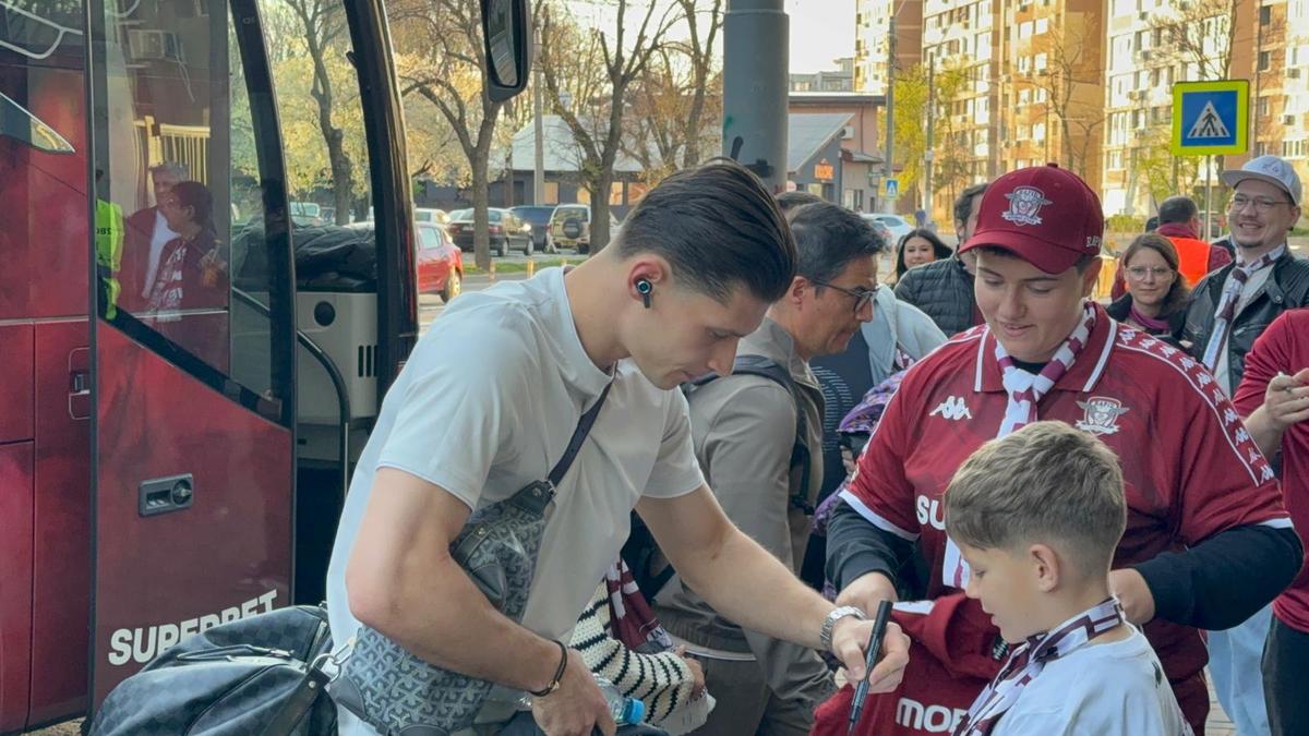 8 detalii de la Rapid - U Cluj » Scandări împotriva Legii 4, gest special pentru Mircea Lucescu + noul „transfer” la primul meci