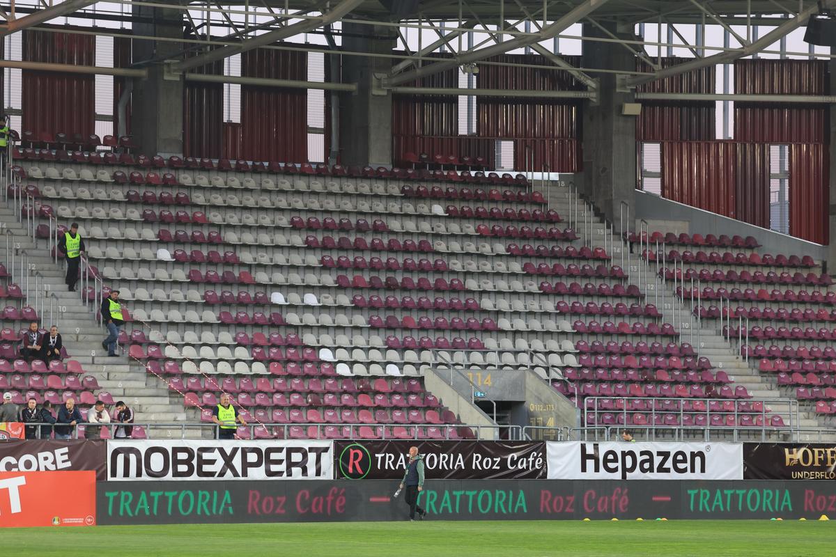 8 detalii de la Rapid - U Cluj » Scandări împotriva Legii 4, gest special pentru Mircea Lucescu + noul „transfer” la primul meci