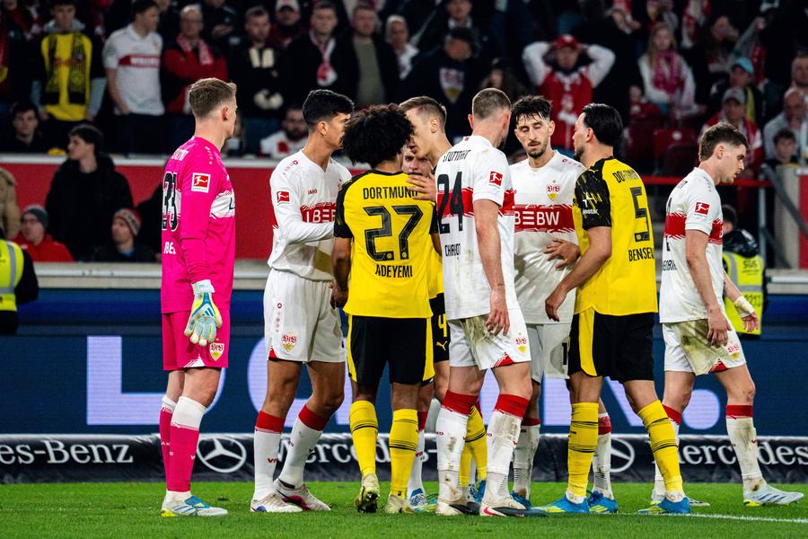 Jucătorii se ceartă pe gazon / Foto: Imago La Stuttgart au zburat scaune! » Scandal în tribune, pe bancă și pe gazon