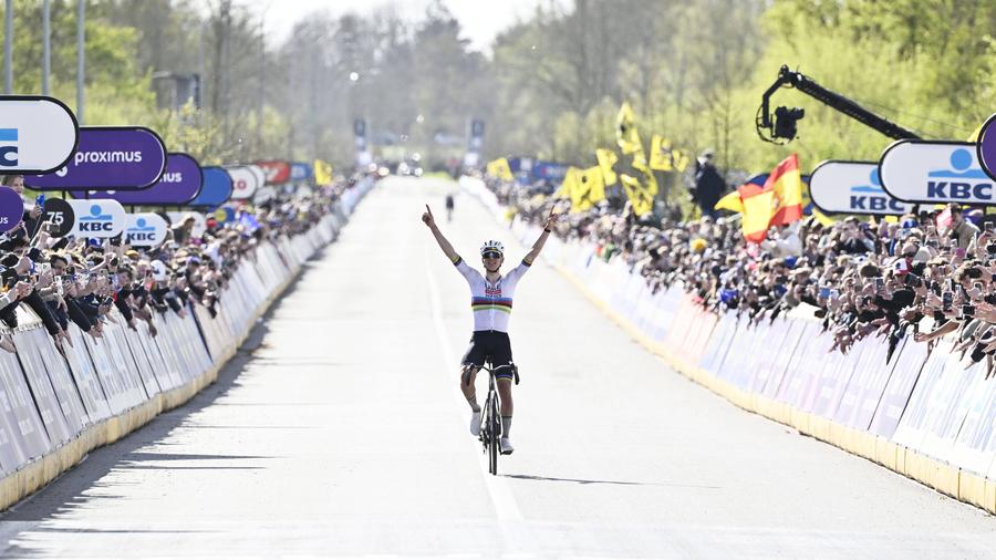 Momentul în care Pogacar trece linia de sosire în Turul Flandrei 2026 / FOTO: Imago Martori la istorie! Tadej Pogacar a câștigat și Turul Flandrei » Când a pierdut ultima cursă la care a luat startul