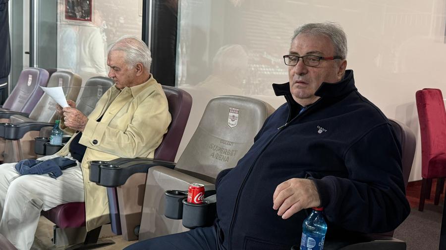 Mihai Stoichiță și Anghel Iordănescu la Rapid - U Cluj 8 detalii de la Rapid - U Cluj » Scandări împotriva Legii 4, gest special pentru Mircea Lucescu + noul „transfer” la primul meci