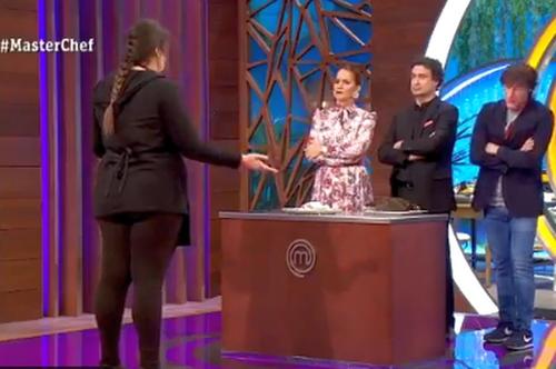 Saray a fost eliminată direct de la MasterChef Spania după ce și-a prezentat farfuria șocantă // sursă foto: Captură Twitter @ MasterChef_es