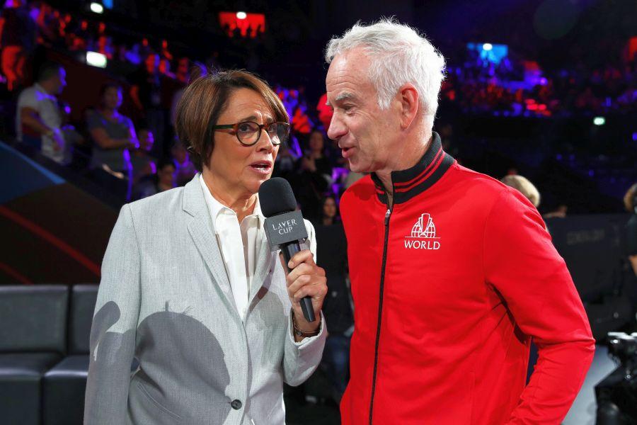 Mary Carillo (stânga), fostă jucătoare de tenis și în prezent reporter TV Simona Halep o entuziasmează pe americanca Mary Carillo: „Este emoționant să o privești, va fi neînfricată!”