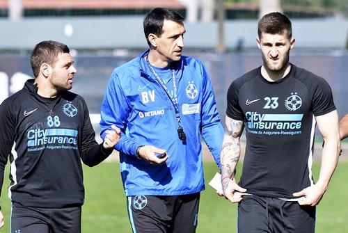 Adi Popa, antrenorul Bogdan Vintilă și Ovidiu Popescu, la un antrenament al FCSB