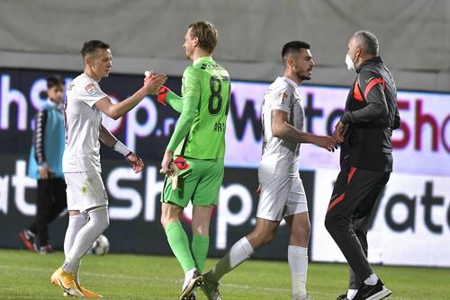 Ștefan Gadola, acționarul minoritar al celor de la CFR Cluj, a anunțat la GSP Live că Giedrius Arlauskis (33 de ani, portar) va rămâne în Gruia și pentru sezonul următor.