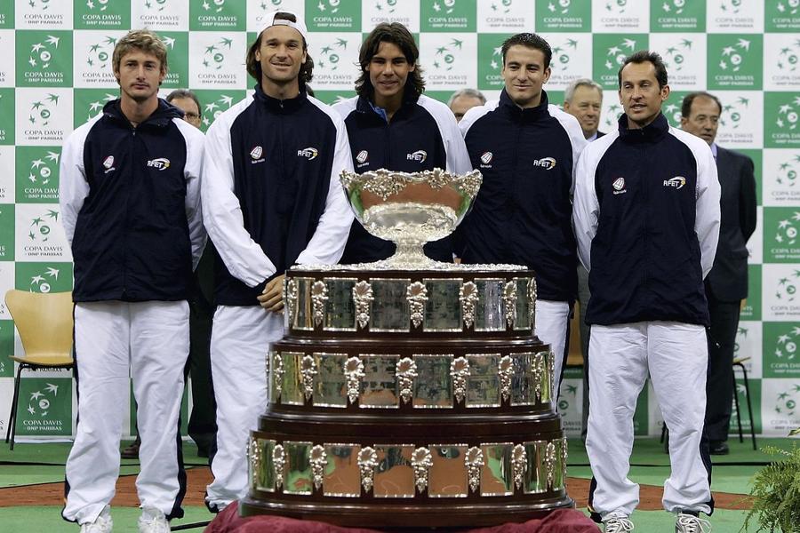 Juan Carlos Ferrero, Carlos Moya, Rafa Nadal, Tommy Robredo și căpitanul Jordi Arrese. FOTO: Guliver/Getty Images Ce moment la Madrid! Și-a înfruntat idolul chiar în ziua în care a împlinit 18 ani » Pronosticul lui Nadal: „Va fi unul dintre cei mai buni din lume”
