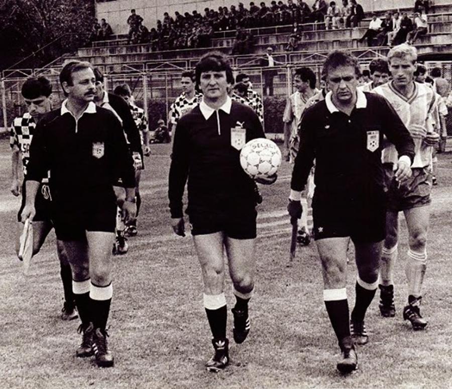 Spătaru, în stânga, într-un Sportul - Bistrița, scor 1-1, în septembrie 1991 Un observator de Liga 2, surprins într-o postură indecentă la un meci din campionatul județean: „Nu m-am gândit că mă va fotografia cineva”