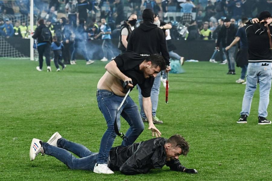 Foto: Imago Tragedie la Napoli » Un tânăr, împușcat mortal în timpul sărbătorii pentru titlu și alți peste 200 de răniți + Scene șocante pe stadion. Atacați cu bastoane și curele!