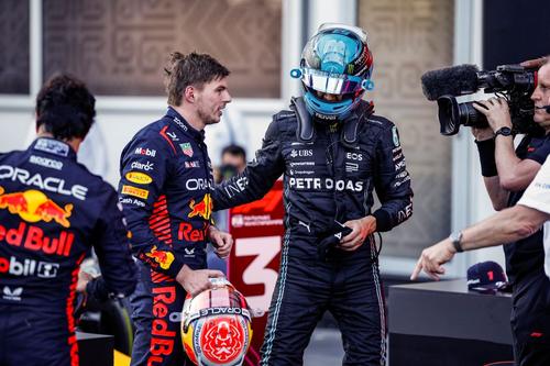 Max Verstappen și George Russell, discutând la Baku. Foto: Imago