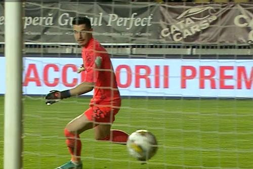 Căbuz privește neputincios balonul care se duce în plasă / Captură Orange Sport