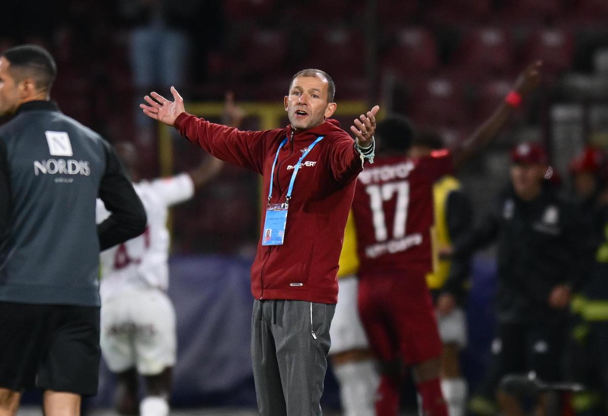 Primul meci, primul cartonaș » Criză de nervi a lui Dan Petrescu la CFR Cluj - Rapid