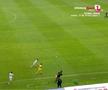 Penalty acordat în Petrolul - Oțelul Galați după două greșeli mari în defensiva lui Dorinel Munteanu, foto: captură de ecran @Prima Sport