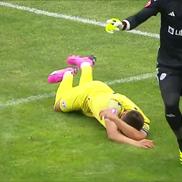 Penalty acordat în Petrolul - Oțelul Galați după două greșeli mari în defensiva lui Dorinel Munteanu, foto: captură de ecran @Prima Sport