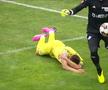 Penalty acordat în Petrolul - Oțelul Galați după două greșeli mari în defensiva lui Dorinel Munteanu, foto: captură de ecran @Prima Sport