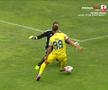 Penalty acordat în Petrolul - Oțelul Galați după două greșeli mari în defensiva lui Dorinel Munteanu, foto: captură de ecran @Prima Sport