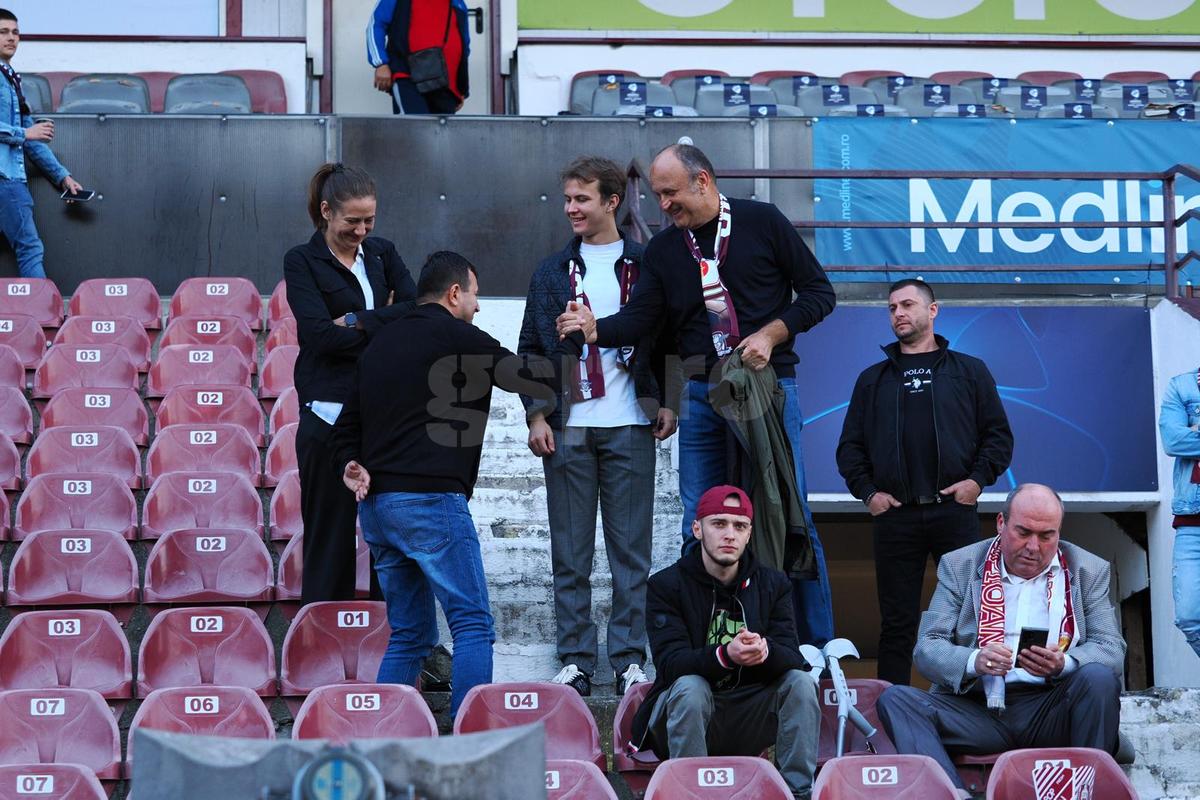 Mesajul apărut în locul galeriei Rapidului la meciul cu CFR Cluj, în timp ce Șucu își ocupa locul la „oficială”