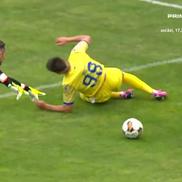 Penalty acordat în Petrolul - Oțelul Galați după două greșeli mari în defensiva lui Dorinel Munteanu, foto: captură de ecran @Prima Sport