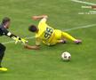 Penalty acordat în Petrolul - Oțelul Galați după două greșeli mari în defensiva lui Dorinel Munteanu, foto: captură de ecran @Prima Sport