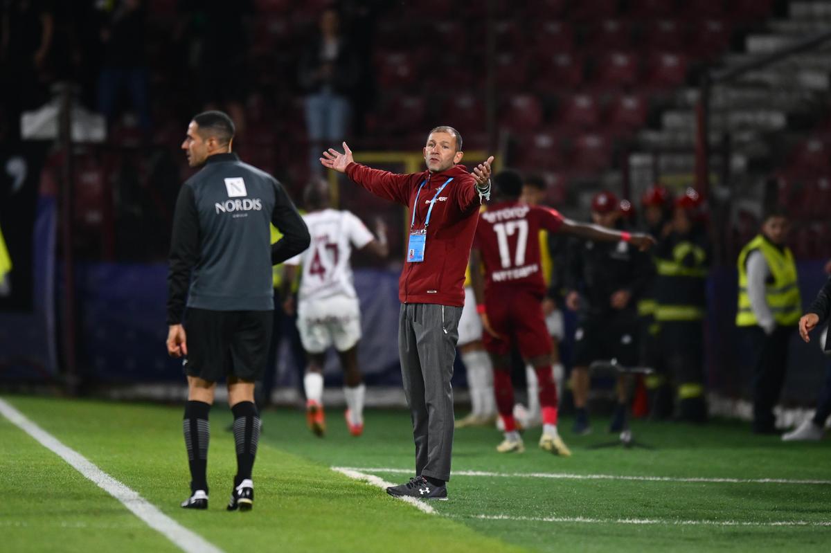 Primul meci, primul cartonaș » Criză de nervi a lui Dan Petrescu la CFR Cluj - Rapid