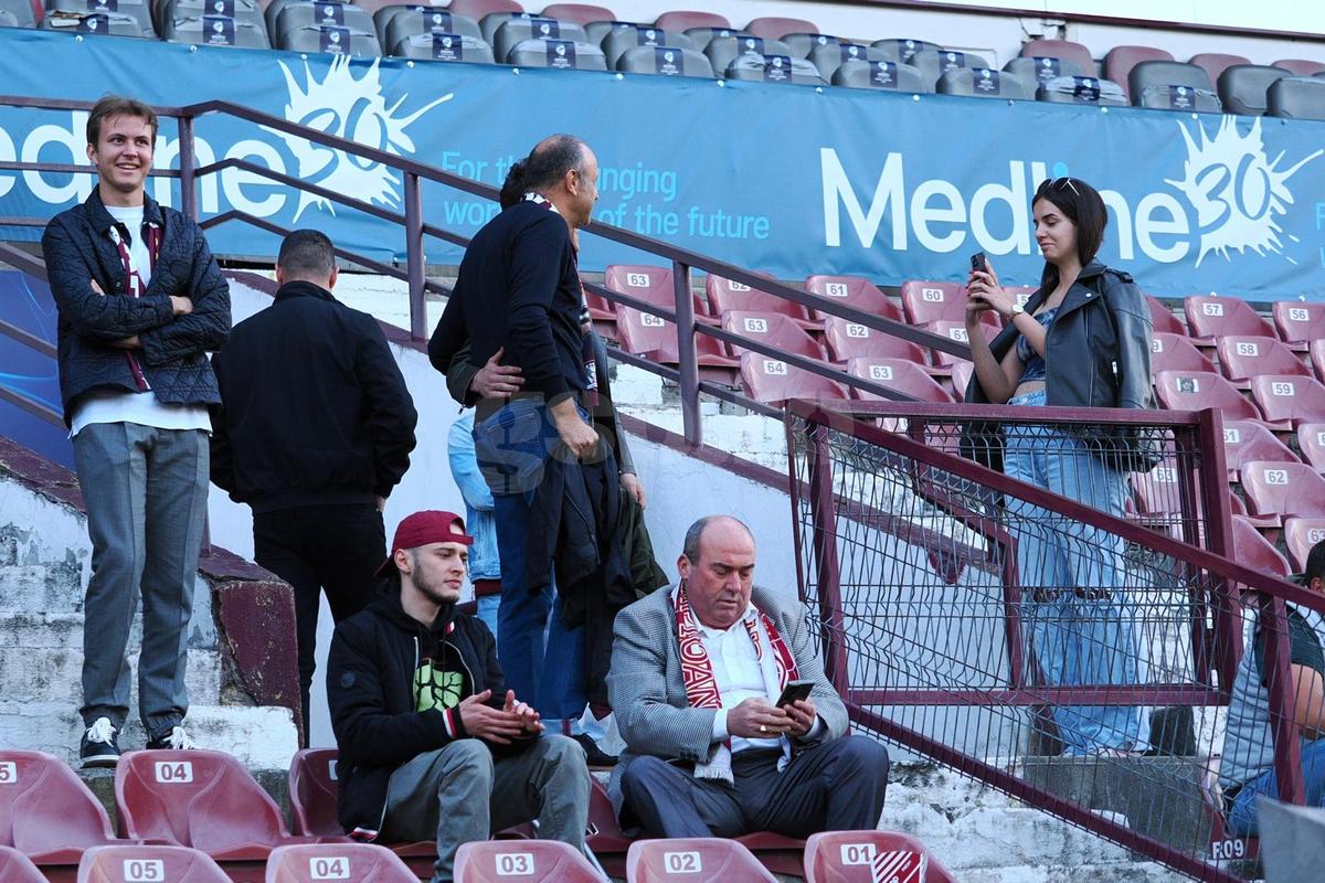 Mesajul apărut în locul galeriei Rapidului la meciul cu CFR Cluj, în timp ce Șucu își ocupa locul la „oficială”