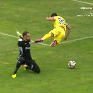 Penalty acordat în Petrolul - Oțelul Galați după două greșeli mari în defensiva lui Dorinel Munteanu, foto: captură de ecran @Prima Sport